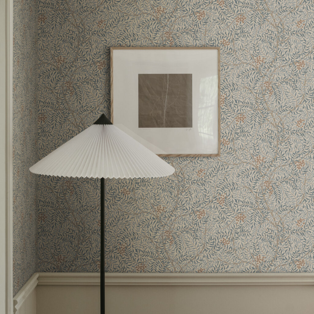 S10494_Simon_Misty-Blue_Sandberg-Wallpaper_interior2